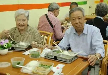 广州六区长者饭堂试点刷社保卡就餐